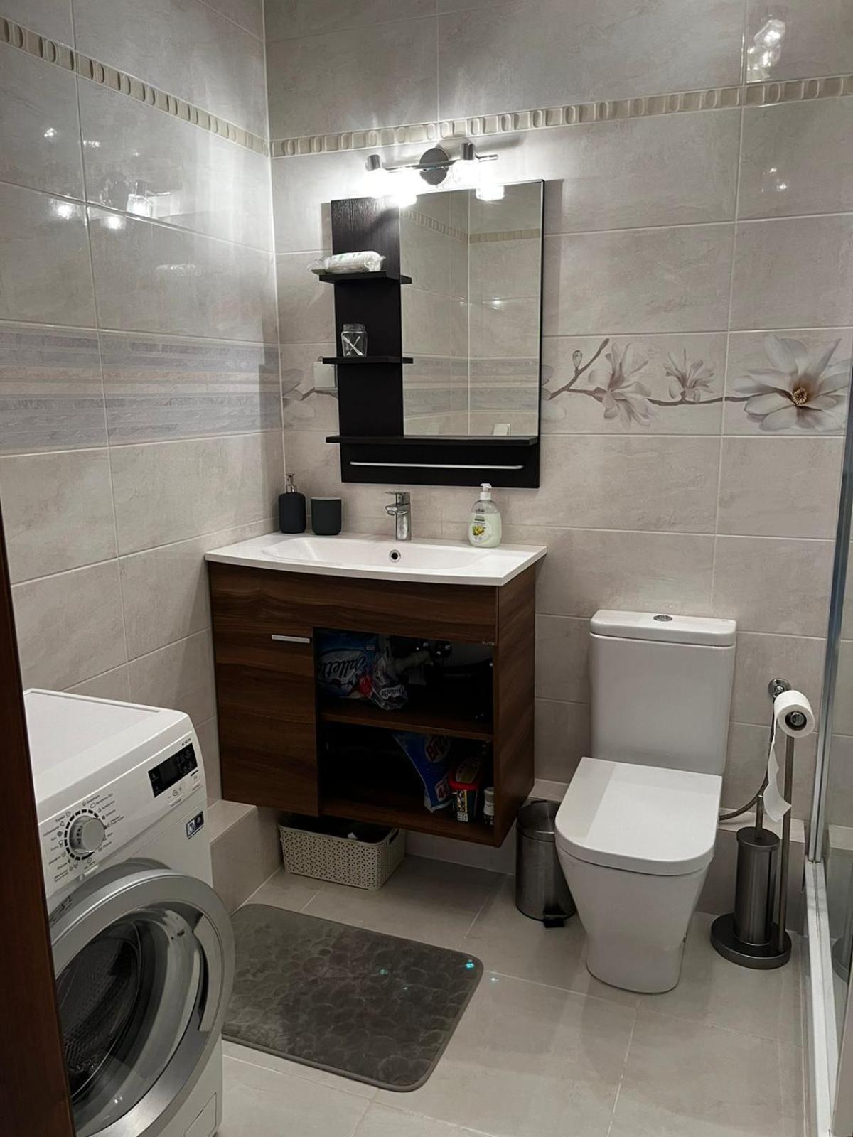 Cozy Corner: Apartment With Wifi And Private Balcony Breslavia Esterno foto
