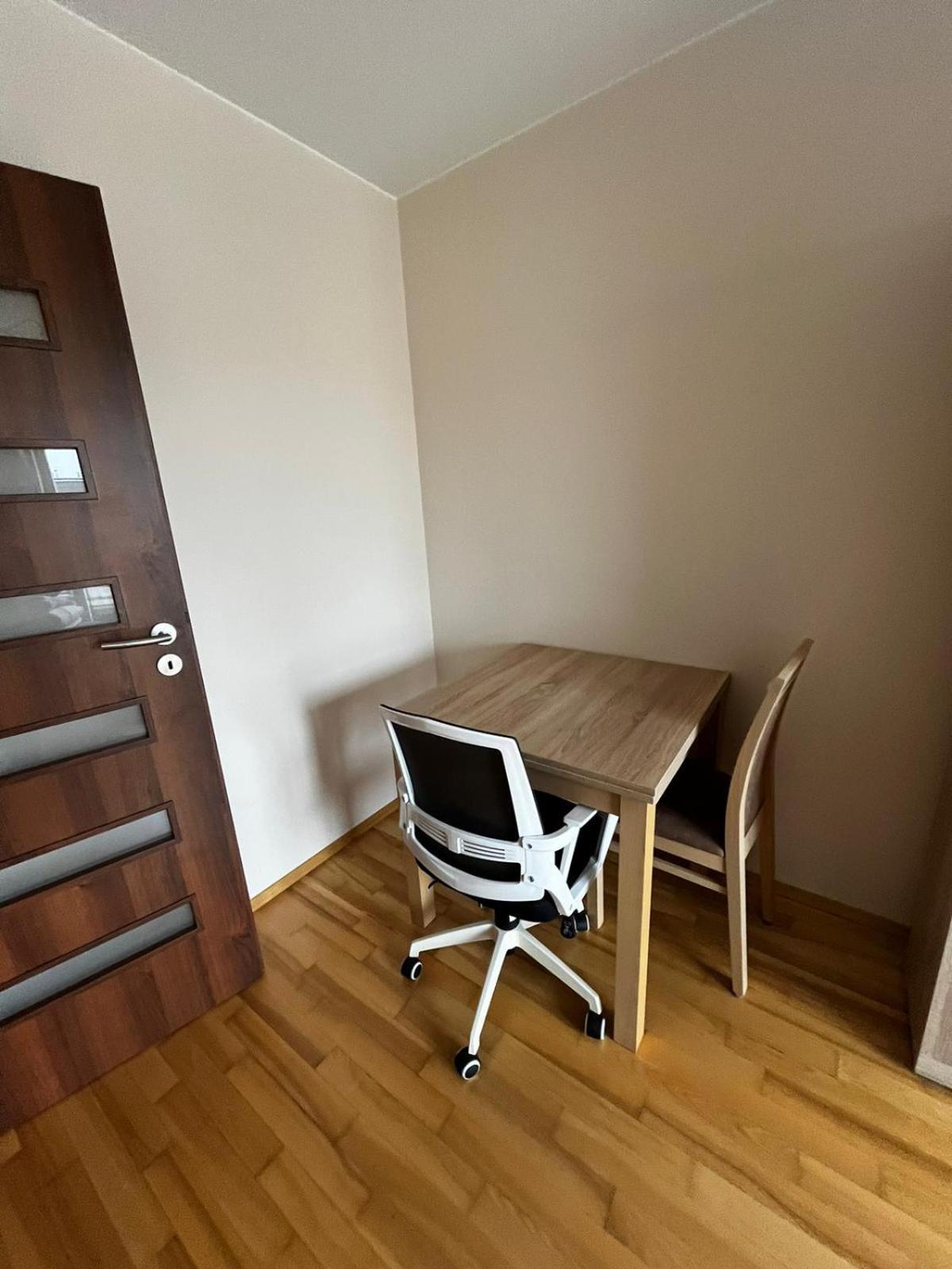 Cozy Corner: Apartment With Wifi And Private Balcony Breslavia Esterno foto